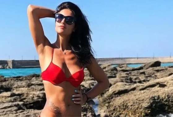 Tờ The Sun mô tả nữ vận động viên đấu kiếm người Nga là nhân vật "gây sốt trên mạng cả về tài năng thể thao xuất chúng và những bức ảnh khiến người xem phải trầm trồ".