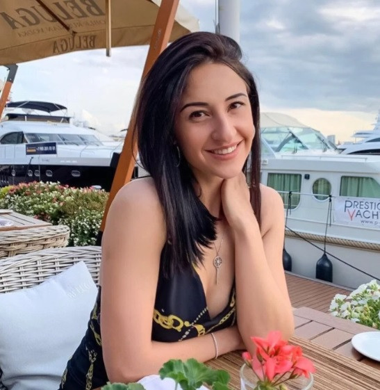 Bên cạnh tài năng tuyệt vời với bộ môn đấu kiếm, Yana Egorian được người hâm mộ yêu quý nhờ nhan sắc không thua kém nhiều các diễn viên điện ảnh. Trên mạng xã hội, nhiều bình luận so sánh Egorian có nét giống ngôi sao Hollywood Gal Gadot.