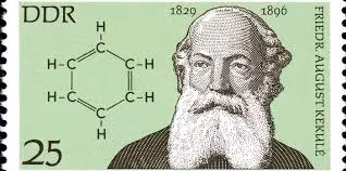 "Khi đang ngồi xe buýt qua những con phố vắng lặng, tôi chìm vào trạng thái mơ màng. Các nguyên tử nhảy nhót trước mắt tôi và luôn luôn chuyển động. Tôi thấy hai nguyên tử nhỏ liên kết với nhau theo cặp. Một nguyên tử lớn hơn gắn chặt với hai nguyên tử nhỏ hơn, đồng thời những nguyên tử lớn hơn liên kết với nhau thành chuỗi. Sau đó, tôi đã trải qua gần một đêm để xây dựng bản phác thảo dựa trên giấc mơ ra giấy", ông Kekulé nhớ lại.