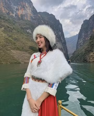 Thuy Tien rut kinh nghiem vi mac do Mong Co chup hinh o song Nho Que