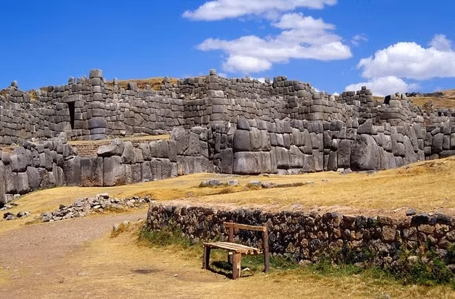 Bức tường đá Sacsayhuaman ở thành phố cổ Cusco, Peru là tàn tích còn đến ngày nay của nền văn minh Inca. Công trình này được người Inca xây dựng như một pháo đài, khu liên hợp bao phủ cả một khu vực rộng lớn.