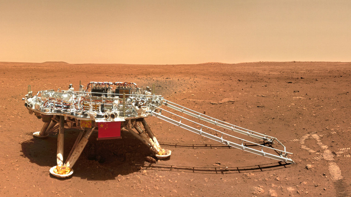 Các chuyên gia cho hay sự khác biệt này có thể là do bầu khí quyển mỏng của sao Hỏa, lớp bảo vệ chống lại các vi thiên thạch và tác động phong hóa trên bề mặt.