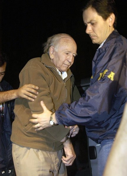 Thế nhưng, đằng sau bề ngoài của thị trấn "thiên đường" Colonia Dignidad lại là "địa ngục". Nguyên do là bởi Paul Schafer cai trị nơi này bằng vũ lực. Cựu sĩ quan Đức quốc xã cho lính canh sử dụng vũ trang để đảm bảo an ninh, bố trí hàng rao cao, tháp canh để khống chế, bắt giữ các đối tượng chống đối.