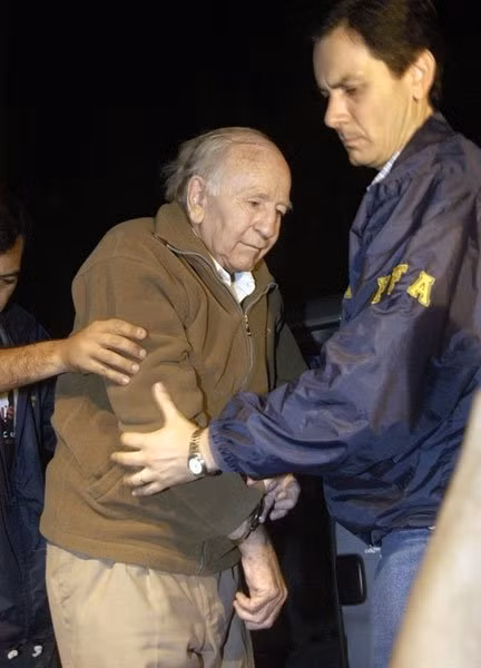 Thế nhưng, đằng sau bề ngoài của thị trấn "thiên đường" Colonia Dignidad lại là "địa ngục". Nguyên do là bởi Paul Schafer cai trị nơi này bằng vũ lực. Cựu sĩ quan Đức quốc xã cho lính canh sử dụng vũ trang để đảm bảo an ninh, bố trí hàng rao cao, tháp canh để khống chế, bắt giữ các đối tượng chống đối.