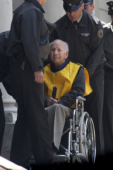 Ban đầu, đội ngũ phụ trách điều hành thị trấn Colonia Dignidad là khoảng 300 người đến từ Đức. Những người này thuộc một giáo hội do Paul Schafer thành lập tại Siegburg, Đức.