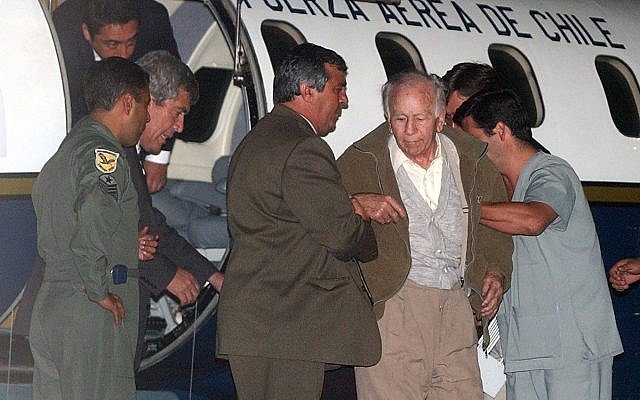 Người dân sống ở Colonia Dignidad phải làm việc cực khổ trong nhiều giờ mà không được trả lương. Thay vào đó, họ được cấp phát chút lương thực để sống sót qua ngày.