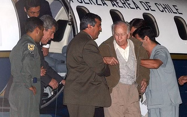 Người dân sống ở Colonia Dignidad phải làm việc cực khổ trong nhiều giờ mà không được trả lương. Thay vào đó, họ được cấp phát chút lương thực để sống sót qua ngày.