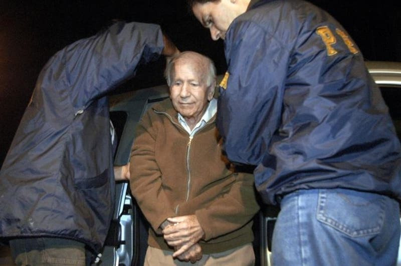 Paul Schafer bắt các gia đình không được sống cùng nhau. Đàn ông và phụ nữ phải sống ở những khu riêng biệt. Những người vi phạm kỷ luật sẽ bị cựu sĩ quan phát xít Đức cho người đánh đập dã man.