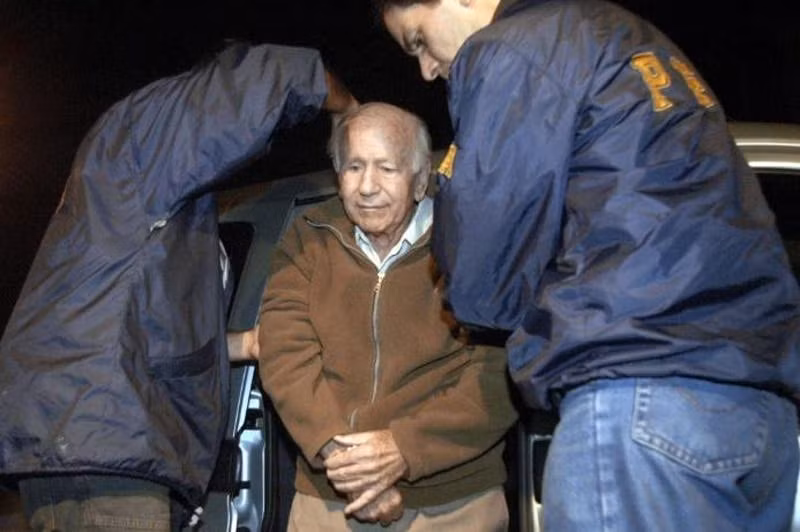 Paul Schafer bắt các gia đình không được sống cùng nhau. Đàn ông và phụ nữ phải sống ở những khu riêng biệt. Những người vi phạm kỷ luật sẽ bị cựu sĩ quan phát xít Đức cho người đánh đập dã man.