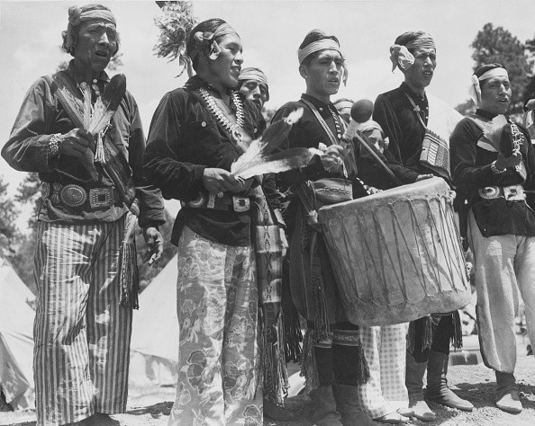 "Thế giới thứ nhất" bị hủy diệt bởi một trận lửa lớn. Đó có thể là sự kiện núi lửa phun trào dữ dội. Tiếp đến, "thế giới thứ 2" biến mất khỏi Trái đất do cực từ đảo loạn: Nam cực biến thành Bắc cực, Bắc cực biến thành Nam cực. Hậu quả là nhân loại bị hủy diệt.