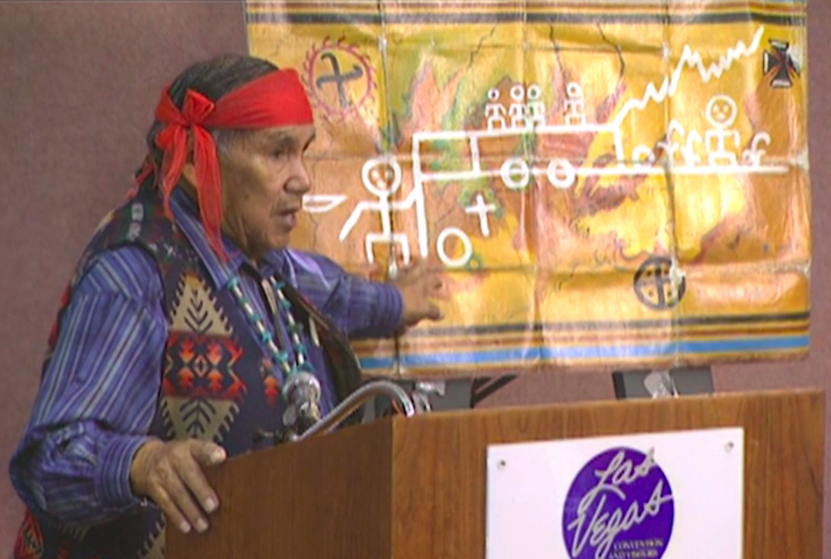 9 sự kiện mà người Hopi tiên đoán sẽ trở thành sự thật và khiến "thế giới thứ 4" kết thúc gồm: Người da trắng sẽ tới vùng đất này nhưng không phải là người anh em Pahana. Họ sẽ chiếm lĩnh đất của người Hopi và dùng chớp lửa tấn công người Hopi. Tiên đoán này đã ứng nghiệm khi người châu Âu tới châu Mỹ và có những xung đột với thổ dân bản địa.