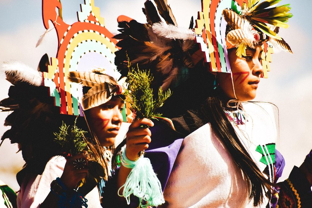 Sự kiện thứ hai mà người Hopi tiên đoán là sẽ xuất hiện bánh xe xoay chuyển trên Trái đất. Tiên tri này được cho là ứng nghiệm với sự xuất hiện của bánh xe. Sự kiện thứ ba là một loài bò hoang dã có chiếc sừng dài chưa từng thấy sẽ xuất hiện ở vùng đất của người Hopi. Tiên đoán này được cho là chỉ loài mà mà người châu Âu đem tới nơi đây.