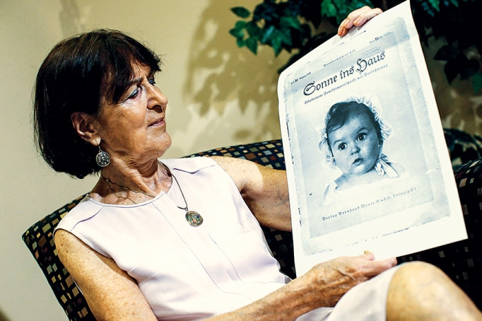 Nghe xong, người nhiếp ảnh nói với gia đình Levinsons là đã biết họ là người Do Thái từ trước. Ông cố tình gửi ảnh cô bé vì muốn làm Đức quốc xã bẽ mặt, bởi chính quyền Hitler coi người Do Thái là chủng tộc hạ đẳng và luôn khao khát xây dựng "chủng tộc thượng đẳng" Aryan.