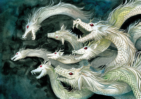 Vào ban đêm, đôi mắt đỏ rực như lửa của quái vật Yamata-no-Orochi khiến nhiều người khiếp sợ. Không những vậy, nó có cơ thể to lớn và có rêu mốc mọc trên da giúp nó trụy trang tài tình.