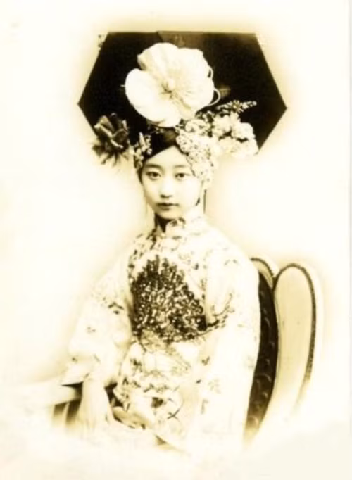 Vẻ đẹp thanh tú của Cách cách Hoàn Nhan Lập Đồng Kí. Được mệnh danh là cách cách xinh đẹp nhất của nhà Thanh, bà là cháu ngoại của Ái Tân Giác La Dục Lãng.