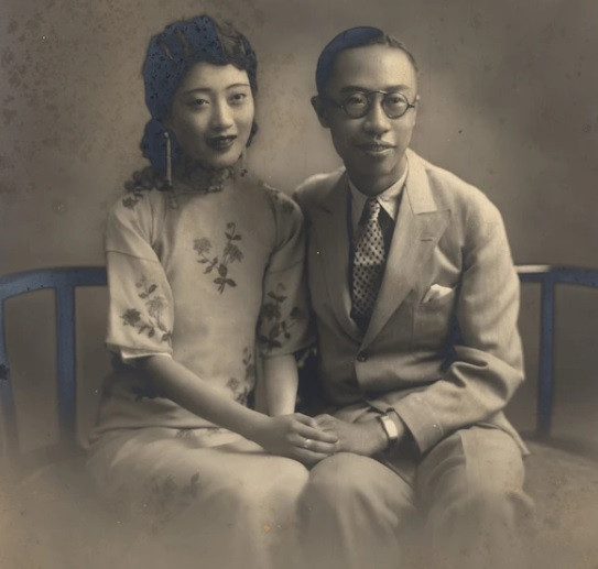 Vua Phổ Nghi chụp ảnh bên hoàng hậu Uyển Dung. Vợ chồng hoàng đế Phổ Nghi không có bất cứ người con nào và cuộc sống hôn nhân cũng không hề hạnh phúc.