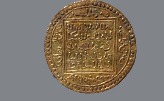 Một số hiện vật quý giá có dính các mảnh vải. Giới nghiên cứu suy đoán người xưa đã bọc những hiện vật này trong một tấm vải rồi chôn xuống đất. Theo thời gian, tấm vải bị phân hủy và chỉ còn vài mảnh vải nhỏ như ngày nay.