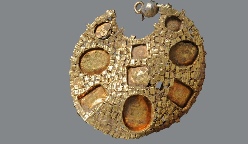 Sau đó, một nhóm các nhà khảo cổ đã tới khu vực trên và tiến hành cuộc khai quật. Vì vậy, họ đã tìm thêm được nhiều cổ vật bằng vàng, bạc.