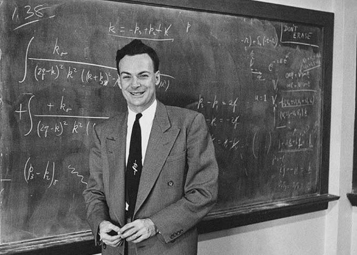 Richard Feynman (1918 - 1988) cũng là một nhà khoa học danh tiếng. Ông từng giành giải thưởng Nobel về Vật lý năm 1965 và từng tham gia dự án Manhattan của Mỹ nhằm nghiên cứu, chế tạo bom nguyên tử.