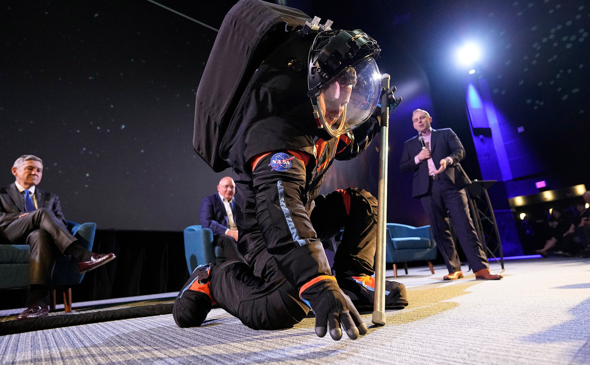 Trong hình ảnh được công bố trong sự kiện ngày 15/3, bộ đồ phi hành gia AxEMU có màu đen. Thế nhưng, khi được đưa vào sử dụng, bộ đồ hoàn chỉnh sẽ có màu trắng để bảo vệ các phi hành gia khỏi cái nóng khắc nghiệt.