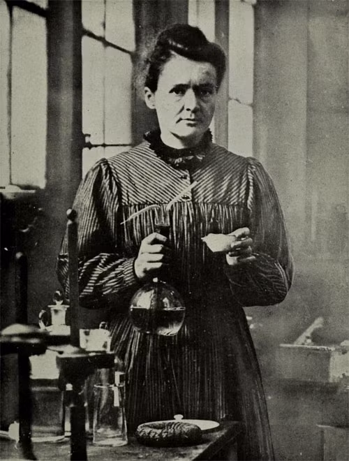 Marie Curie suýt không nhận được giải Nobel Vật lý chỉ vì bà là phụ nữ. Cụ thể, vào năm 1903, Viện Hàn lâm Khoa học Pháp chỉ đề cử 2 nhà khoa học Pháp là Henri Becquerel và Pierre Curie (chồng Marie Curie) cho giải Nobel Vật lý.