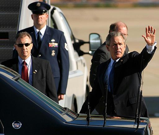 Khi Tổng thống Mỹ tham gia các sự kiện, các mật vụ sẽ luôn phải dò xét đám đông để kịp thời phát hiện những kẻ tình nghi và ngăn chặn các loại chất lỏng hay chất nổ nguy hiểm ném về phía họ.