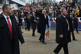 Thêm nữa, các mật vụ làm nhiệm vụ bảo vệ Tổng thống còn được huấn luận các kỹ năng y tế. Họ cũng thường mang theo các túi máu chứa nhóm máu của tổng thống phòng trường hợp cần truyền gấp.