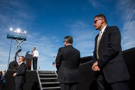 Để đảm bảo an toàn và luôn đi theo sát Tổng thống, mật vụ còn phải học theo các sở thích của ông chủ Nhà Trắng như cưỡi ngựa, chạy bộ... Trong số này có việc một số mật vụ từng vừa làm nhiệm vụ bảo vệ vừa chạy 8 km cùng Tổng thống Bill Clinton.