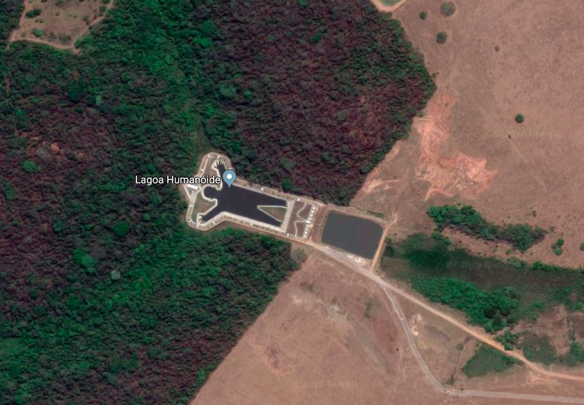 Hồ hình người bí ẩn chụp từ vệ tinh khiến nhiều người tò mò. Bức ảnh được chụp ở bang São Paulo, Brazil. Khi chụp từ vệ tinh, một hồ nước khổng lồ hình người với hai tay giơ cao.
