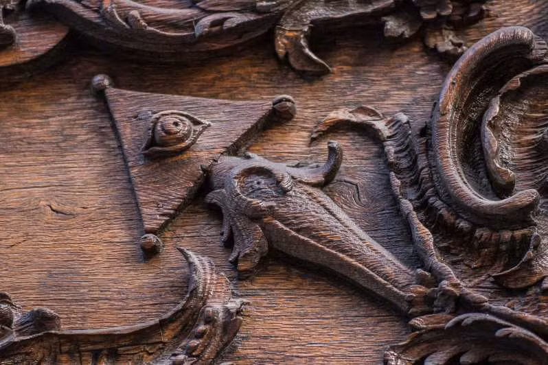 Các thành viên trong hội kín này thường tổ chức các cuộc họp mặt bí mật để bàn luận về các vấn đề lớn trên thế giới. Theo đó, hội kín này được cho là có khả năng thống trị thế giới.