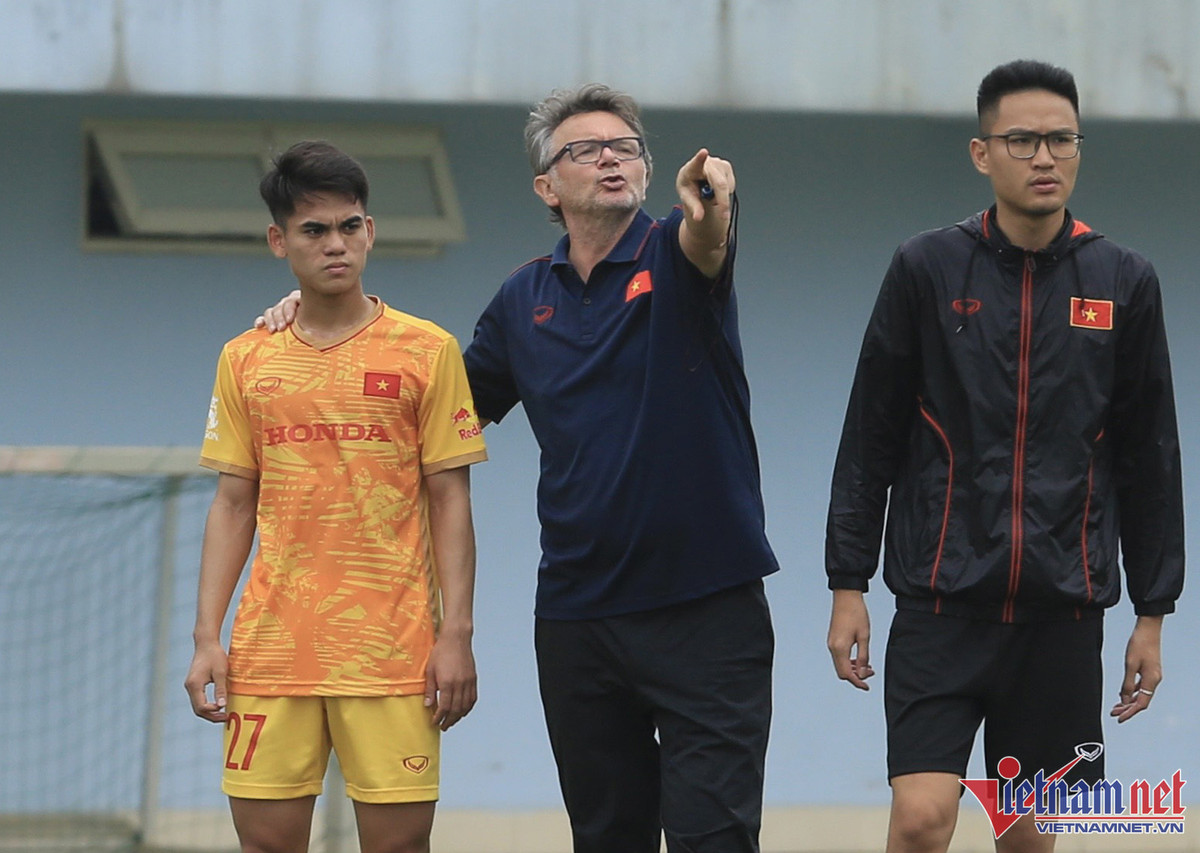 HLV Philippe Troussier có những chỉ đạo riêng với Khuất Văn Khang.