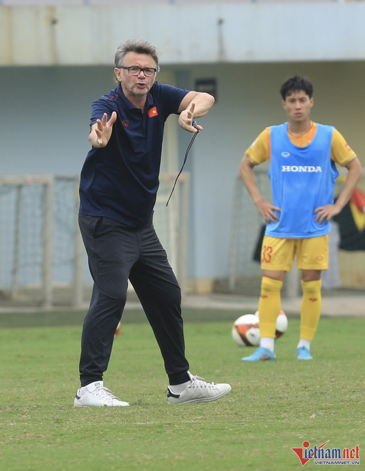 HLV Troussier yêu cầu các cầu thủ phải di chuyển linh hoạt, mở rộng phạm vi chuyền và nhận bóng. Đây là những bài tập đã luyện đi luyện lại trong 3 tập tập trung vừa qua.