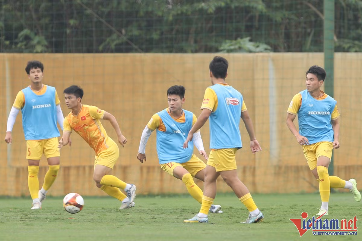 Các đội được chia cặp để đá 2 trận tại vòng bảng, sau đó sẽ phân hạng dựa trên thành tích để xếp cặp đấu ở lượt cuối cùng. Theo lịch, U23 Việt Nam gặp Iraq vào ngày 23/3 và gặp U23 UAE vào ngày 26/3 (theo giờ Việt Nam) ở vòng bảng.