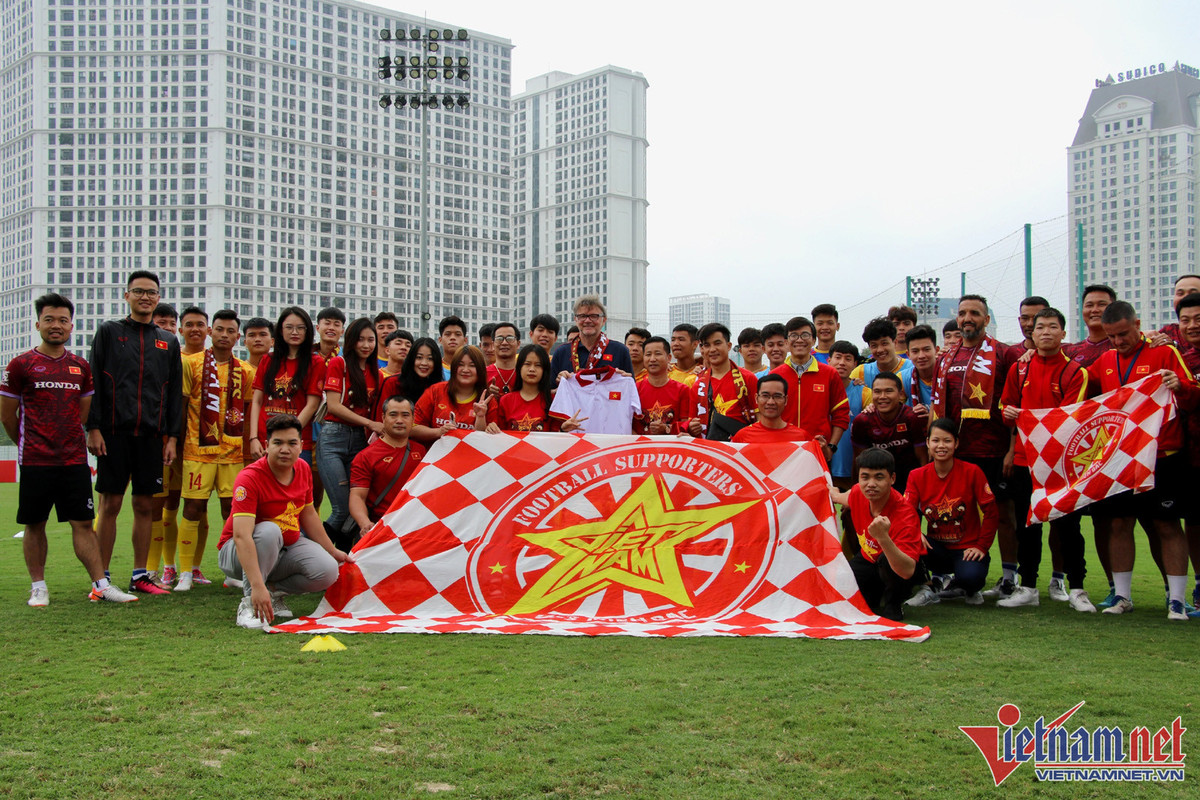Sự tiếp lửa của các CĐV giúp U23 Việt Nam có thêm nhiều tự tin trước giải đấu đầu tiên dưới thời HLV Philippe Troussier.