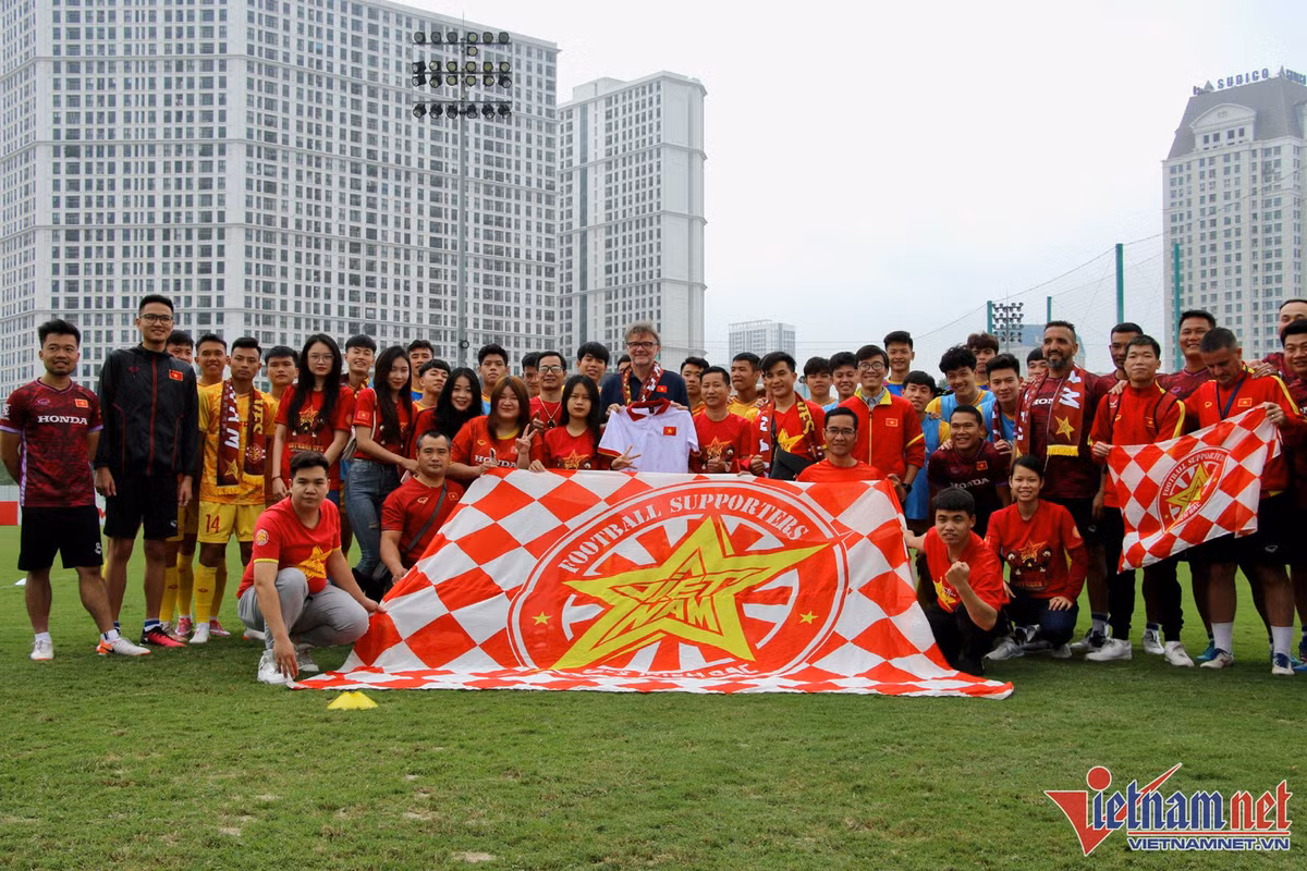 Sự tiếp lửa của các CĐV giúp U23 Việt Nam có thêm nhiều tự tin trước giải đấu đầu tiên dưới thời HLV Philippe Troussier.