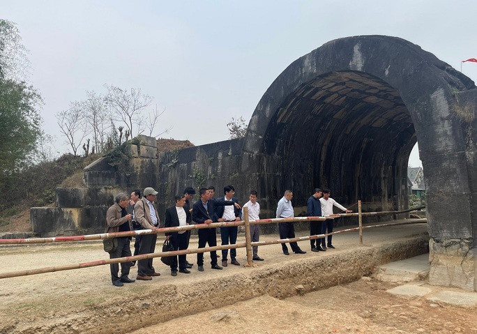 Cấu tạo 3 bức tường thành Đông, Nam, Tây tương tự nhau về kích thước và kỹ thuật ghép đá. Tiêu biểu nhất là tường thành phía Đông có lớp đá lót móng kích thước lớn phía dưới đáy, phía trên còn lại 4 - 5 hàng đá kích thước lớn được làm nhẵn. Hàng dưới to nhất lên cao nhỏ dần, phía trong là hệ thống đá và đất sét sỏi gia cố (phần thành đất gia cố phía trong). Ảnh: Người lao động.