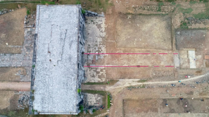 Cụ thể, trong thời gian từ ngày 15/9/2022 - 31/12/2022, Viện Khảo cổ học và Trung tâm Bảo tồn Di sản Thành nhà Hồ thực hiện cuộc khai quật khảo cổ tại khu vực bên trong và bên ngoài của 4 cổng thành và con đường Hoàng gia thuộc di sản Thành nhà Hồ (huyện Vĩnh Lộc, tỉnh Thanh Hóa) với tổng diện tích khai quật là 5.000 m2. Trong đó, vị trí cổng phía Bắc 2.000 m2, phía Nam 2.000 m2, phía Đông 500 m2 và phía Tây 500 m2. Ảnh: Người lao động.