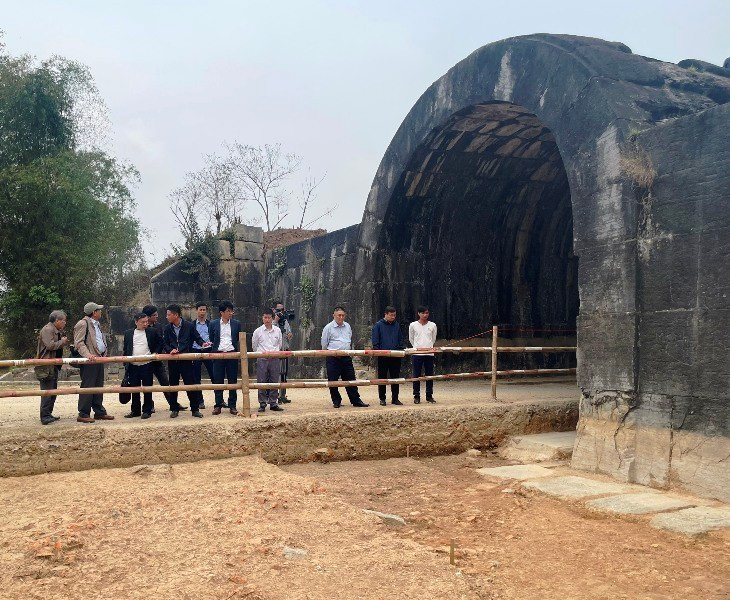 Đợt khai quật lần này cũng xác định trục trung tâm chính là dấu tích con đường Hoàng Gia nối từ cổng Nam lên khu vực chính điện. Ảnh: Nhân dân.