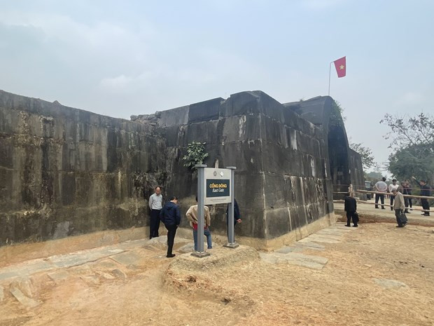 Riêng cổng Bắc, lớp đá xếp thành ở tường và cổng có kích thước nhỏ hơn, mạch ghép lớn hơn, nhiều hàng đá hơn, các lớp đá ngoài không được làm nhẵn, các lớp đá trong không được ghè đẽo vuông vức. Ảnh: Hoa Mai/TTXVN.