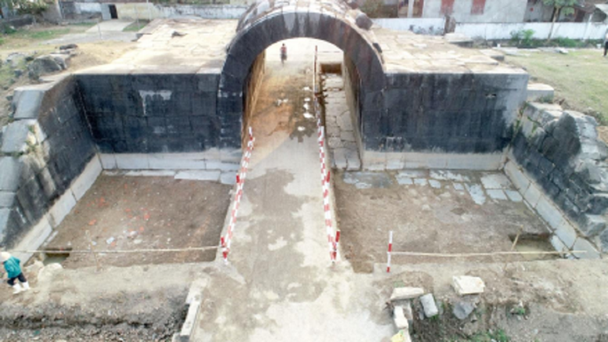 Sau hơn 3 tháng tiến hành cuộc khai quật, các nhà khoa học đã làm rõ được diện mạo đích thực của mặt bằng Thành nhà Hồ ở khu vực cổng và tường thành. Tổng thể mặt bằng kiến trúc Thành nhà Hồ được phân bố thành nhiều lớp ngang dọc và tất cả đều được đối xứng qua trục đường Hoàng Gia ở trung tâm. Ảnh: Người lao động. Ảnh: Người lao động.