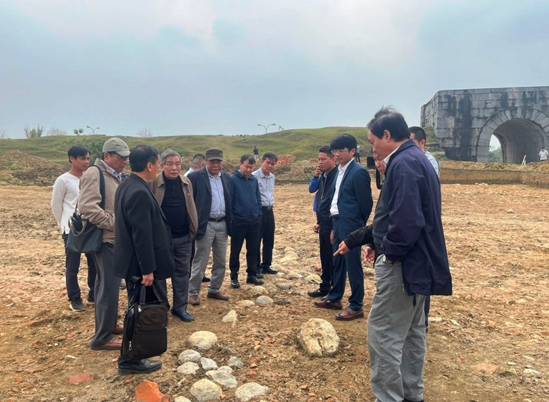 Ngoài ra, tại khu vực nội thàn, các chuyên gia phát hiện dấu tích con đường với 1 làn rộng 4,65m và làn còn lại khoảng 16m về phía trong nội thành. Theo các nhà khoa học, con đường Hoàng Gia của thành Tây Đô thời Hồ chỉ còn tình trạng tốt nhất ở khu vực trước và trong cổng Nam. Ảnh: Nhân dân.