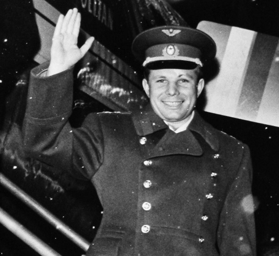 Kế đến, ông Gagarin và 5 người trên trải qua các kiểm tra về thể chất và tâm lý tại bệnh viện nghiên cứu khoa học hàng không trung ương ở Moscow. Những người được chọn đều ở trong độ tuổi từ 25 - 30 tuổi.