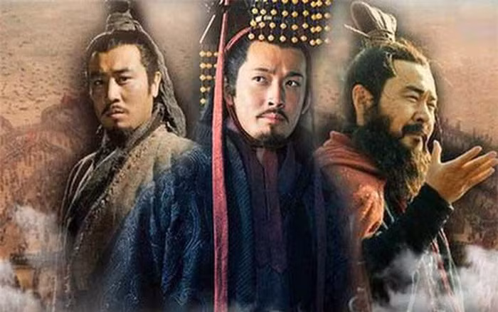 Theo các ghi chép, Tư Mã Huy là một danh sĩ túc trí đa mưu, giỏi nhìn người, có kiến thức sâu rộng ở nhiều lĩnh vực như: đạo giáo, kỳ môn, binh pháp... Ông đã tiến cử hai nhân tài cho Lưu Bị là Gia Cát Lượng và Bàng Thống. Nhờ vậy, Lưu Bị chiêu mộ được 2 hiền tài trợ giúp rất nhiều cho ông trong việc lập nên nhà Thục Hán.