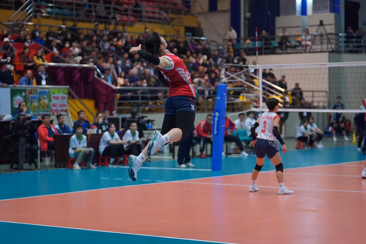 Những pha phát bóng như "trời giáng" không thua kém gì VĐV nam của chủ công cao 1m70.