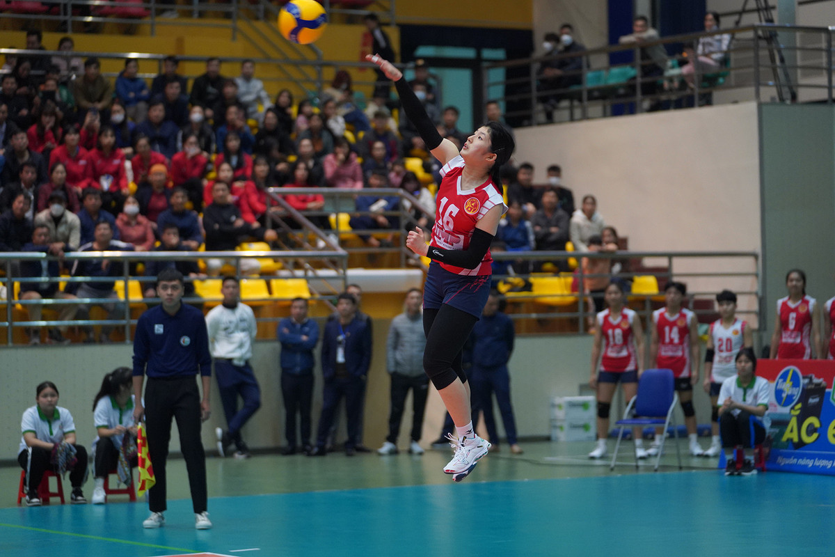 Trên sân, Aimi Tsuzuki chỉ cao hơn các Libero, nhưng thi đấu nổi bật với những pha đập bóng sau vạch 3m.