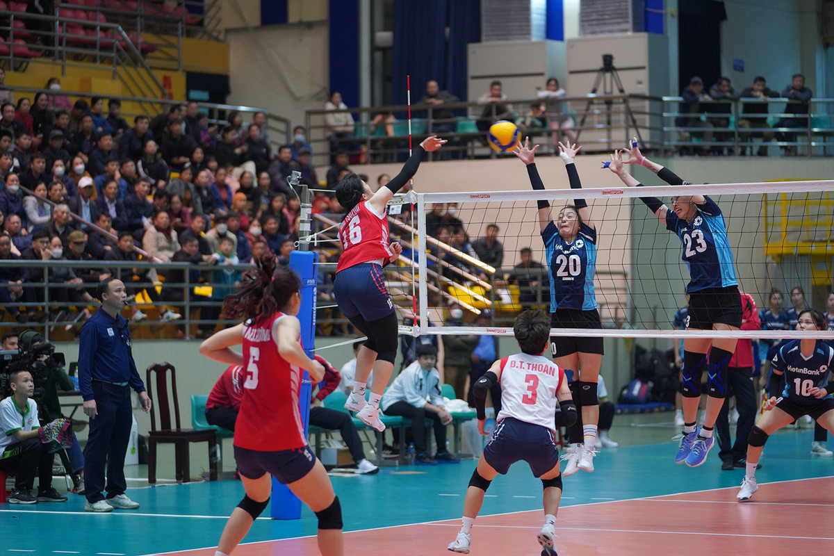 Một pha bật cao đập bóng qua hàng chắn của những tuyển thủ Việt Nam Thu Hoài, Trà Giang...