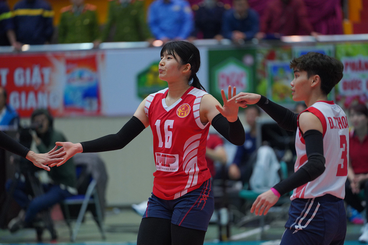 Ở trận ra quân tại giải bóng chuyền VĐQG 2023, chủ công Aimi Tsuzuki ghi được tới gần 40 điểm, giúp đội nhà giành chiến thắng. Thống kê cho thấy sự nguy hiểm thế nào của VĐV sinh năm 2003.