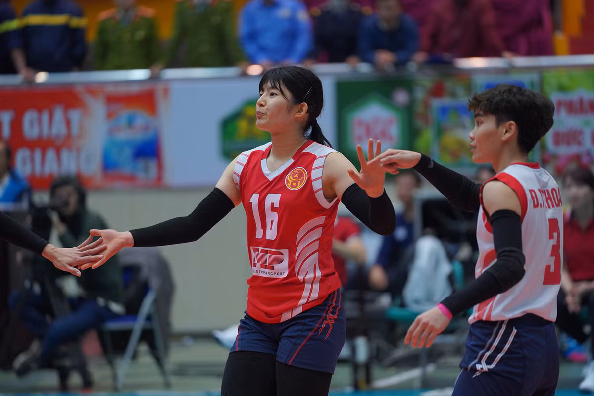 Ở trận ra quân tại giải bóng chuyền VĐQG 2023, chủ công Aimi Tsuzuki ghi được tới gần 40 điểm, giúp đội nhà giành chiến thắng. Thống kê cho thấy sự nguy hiểm thế nào của VĐV sinh năm 2003.