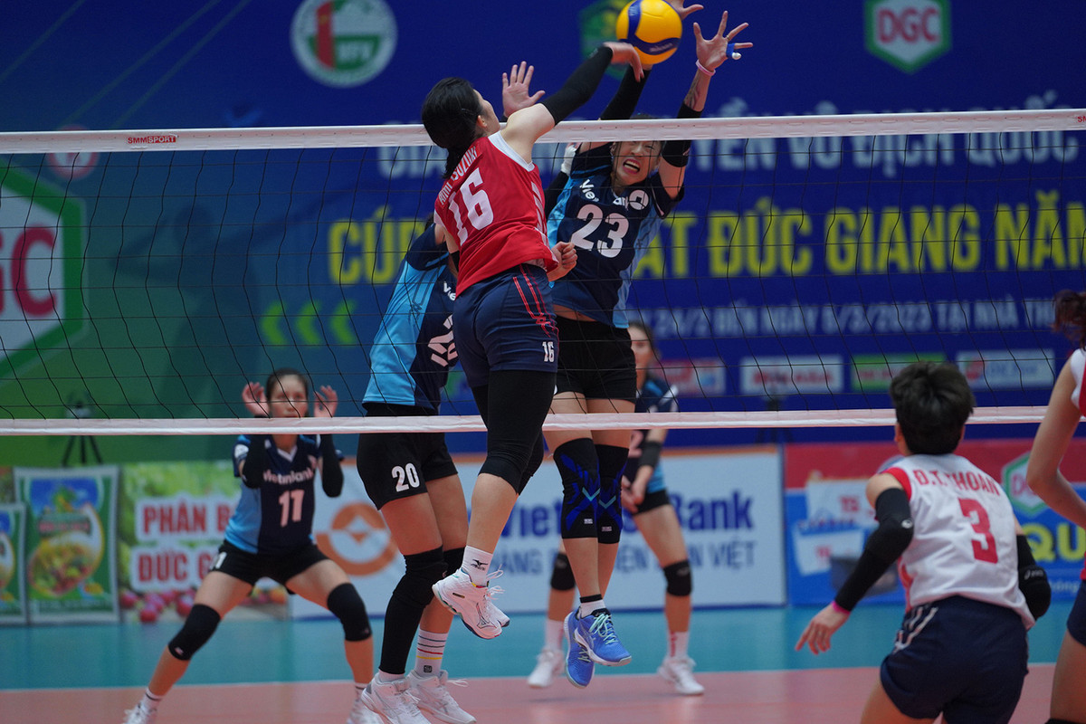 Dù có rất nhiều kinh nghiệm và chiều cao vượt trội, nhưng 2 VĐV của Ngân hàng Công thương vẫn bị bó tay trước những pha đập uy lực của Aimi Tsuzuki.