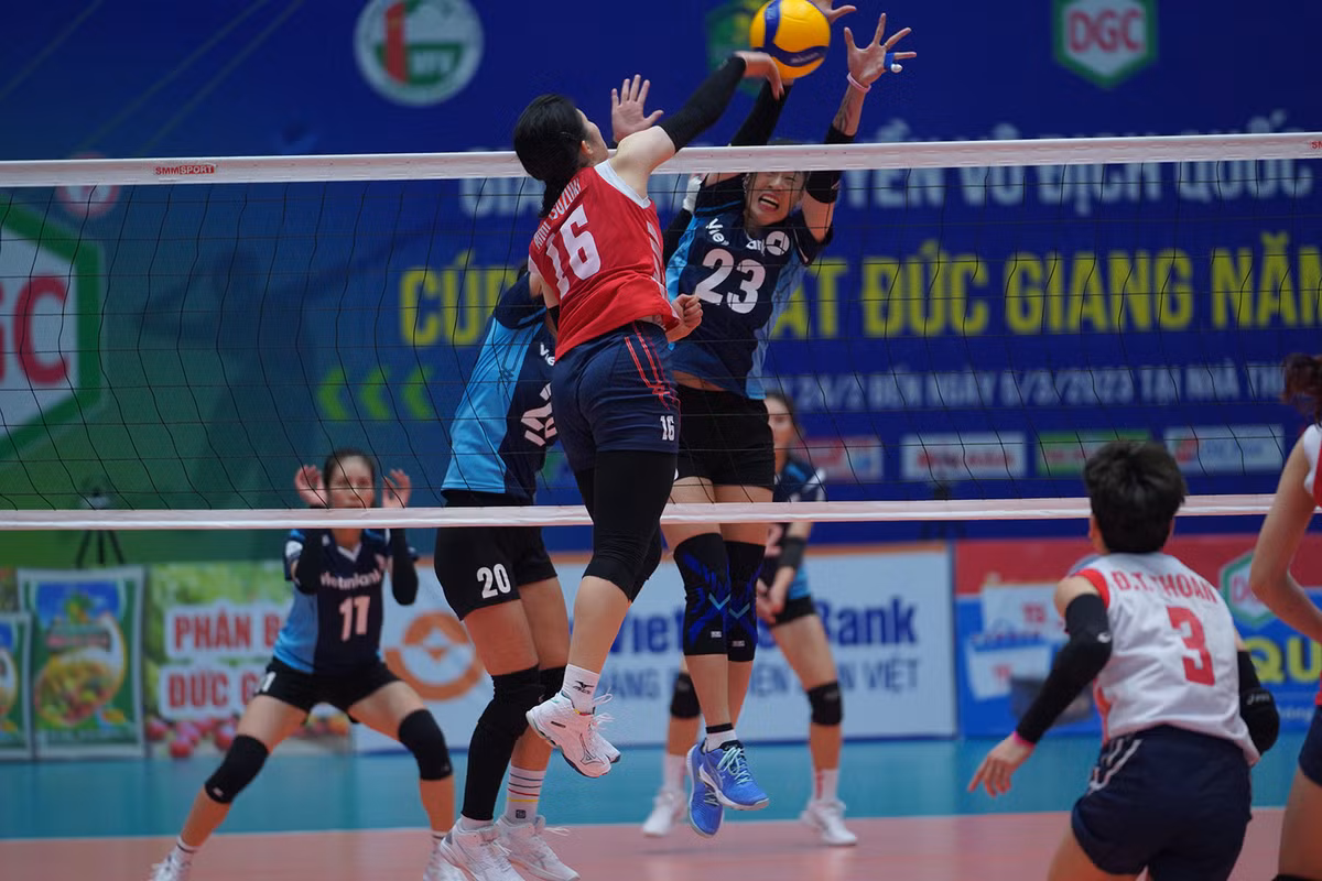 Dù có rất nhiều kinh nghiệm và chiều cao vượt trội, nhưng 2 VĐV của Ngân hàng Công thương vẫn bị bó tay trước những pha đập uy lực của Aimi Tsuzuki.